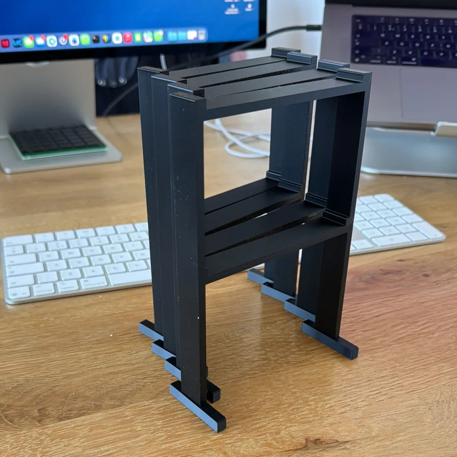 Zwarte 3D-geprinte steun voor een Carrera racebaan