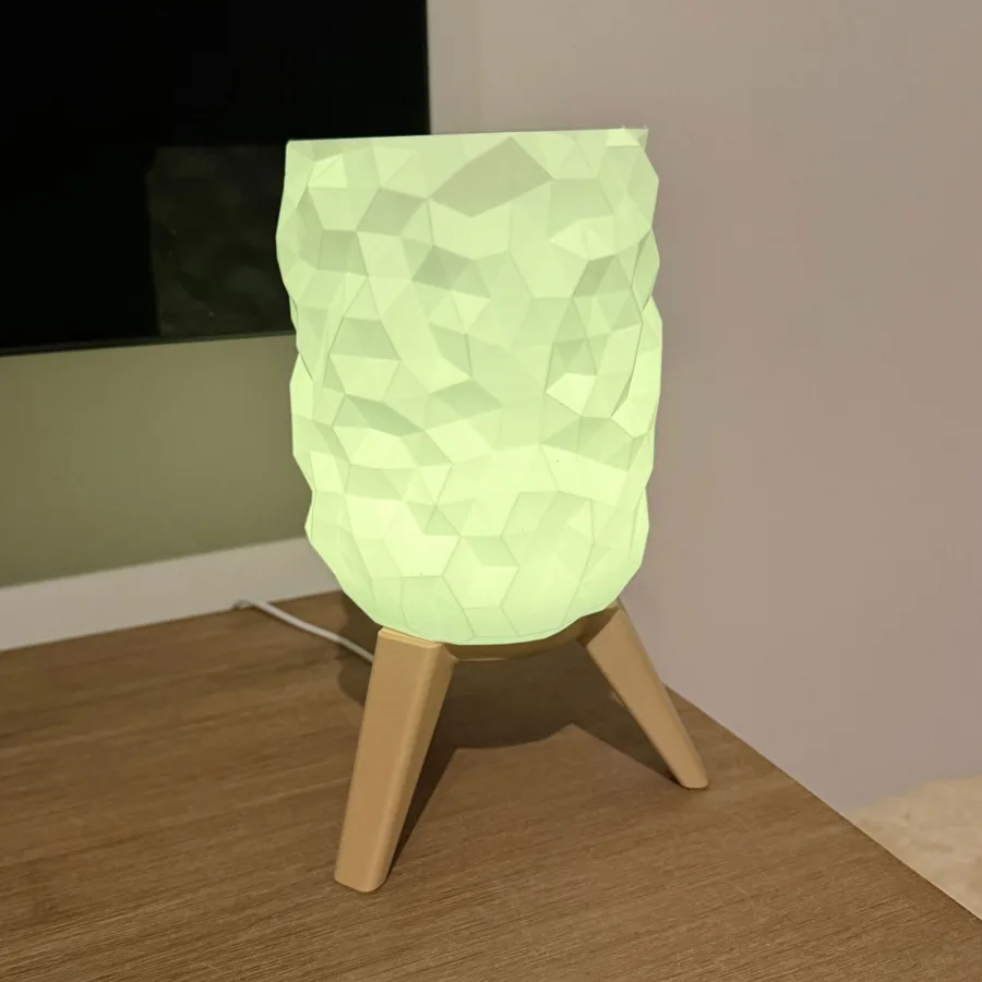 3D-geprinte sfeerlamp met geometrische kap en groene verlichting