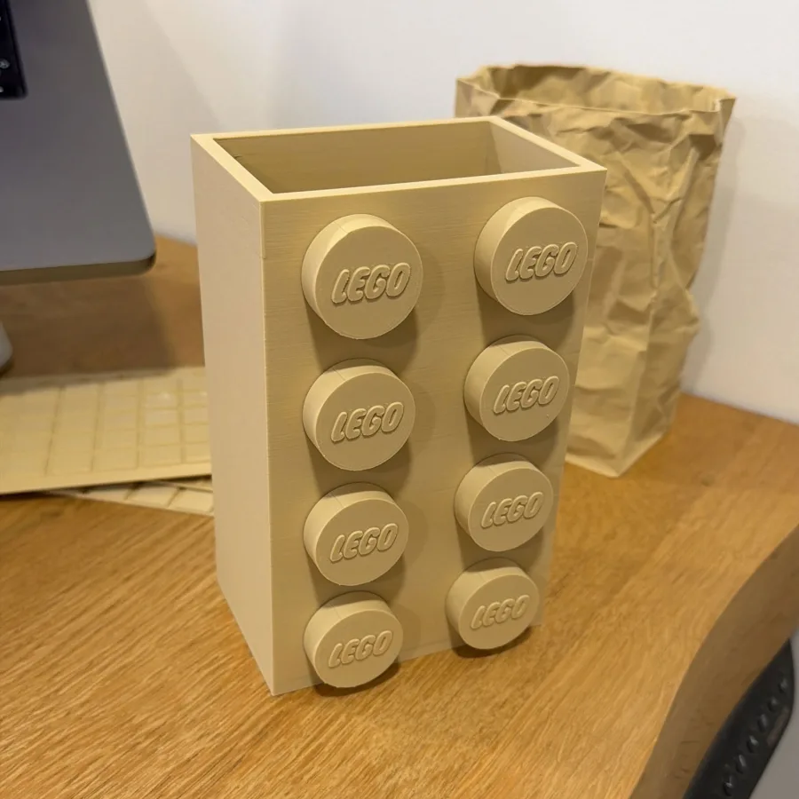 3D-geprinte vaas in LEGO-steen-vorm voor LEGO-bloemen