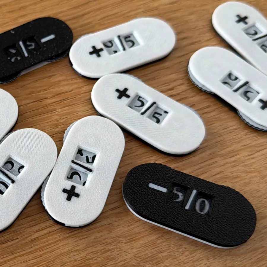 Zwart-witte 3D-geprinte life counters voor een kaartspel