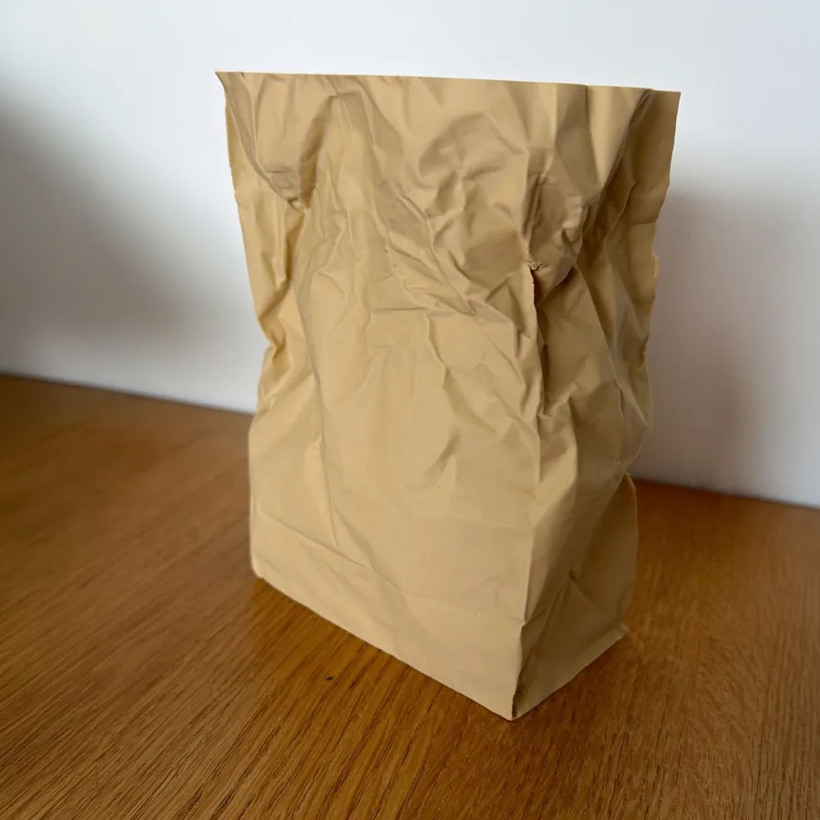 3D-geprint bureau-prullenbakje in de vorm van een papieren zak