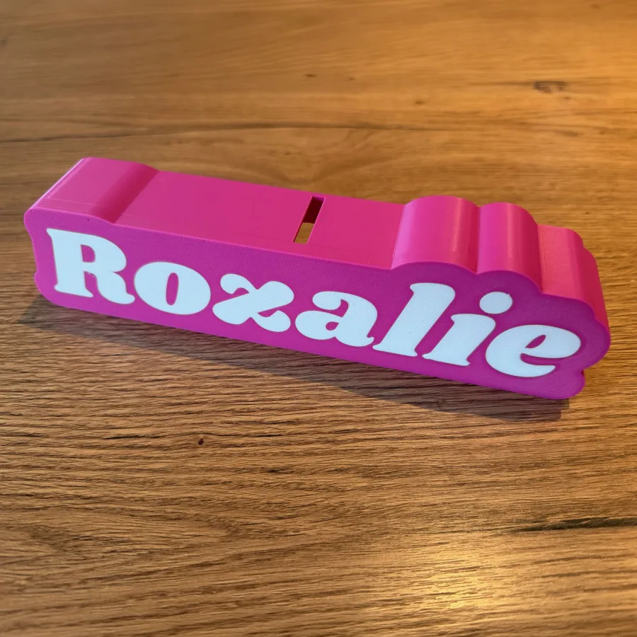 Roze 3D-geprinte spaarpot met de naam Rozalie